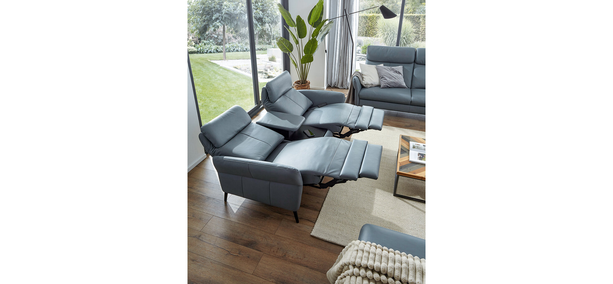 Sofa Fresno - 2-Sitzer inkl. Relaxfunktion motorisch mit Zwischenelement schwarz, inkl. Tisch/USB/Steckdose, Leder Hellblau