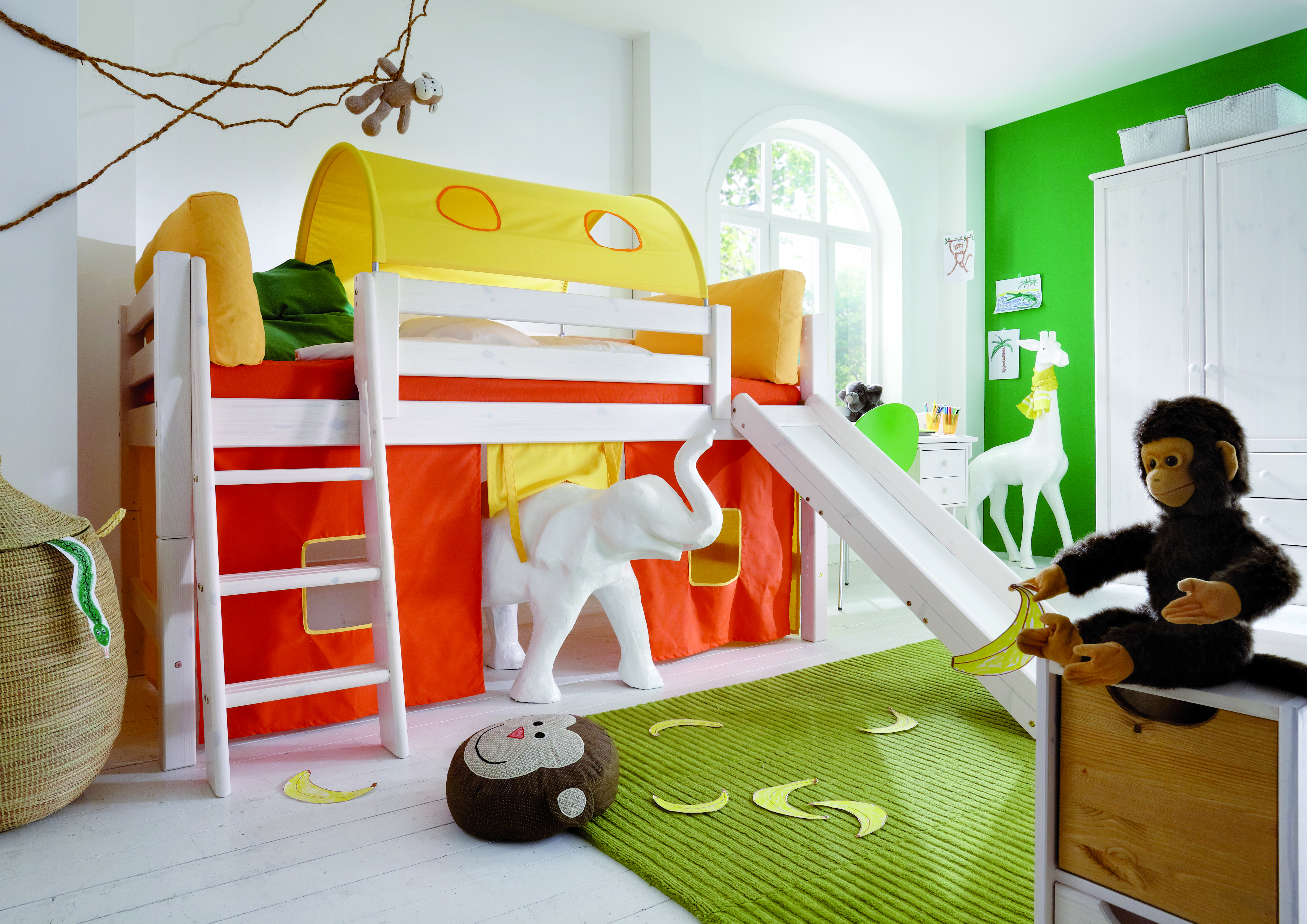 Kinderbett „Dschungel“ halbhoch mit Rutsche und Leiter